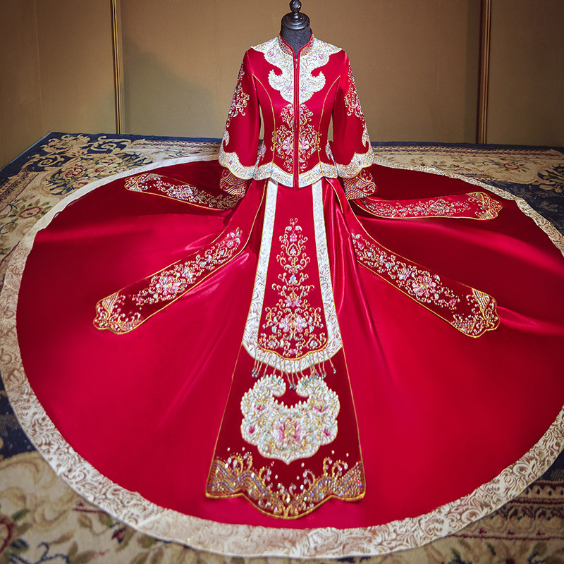 Show and suit new marriage out of the attic with toast and toast to the skinny bridal clothes show kimono and the retro Dragon Feng hang-up.