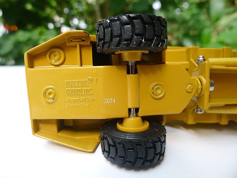 Модель машины cat d25d articulated truck卡特合金矿山车模型 norscot 1:64
