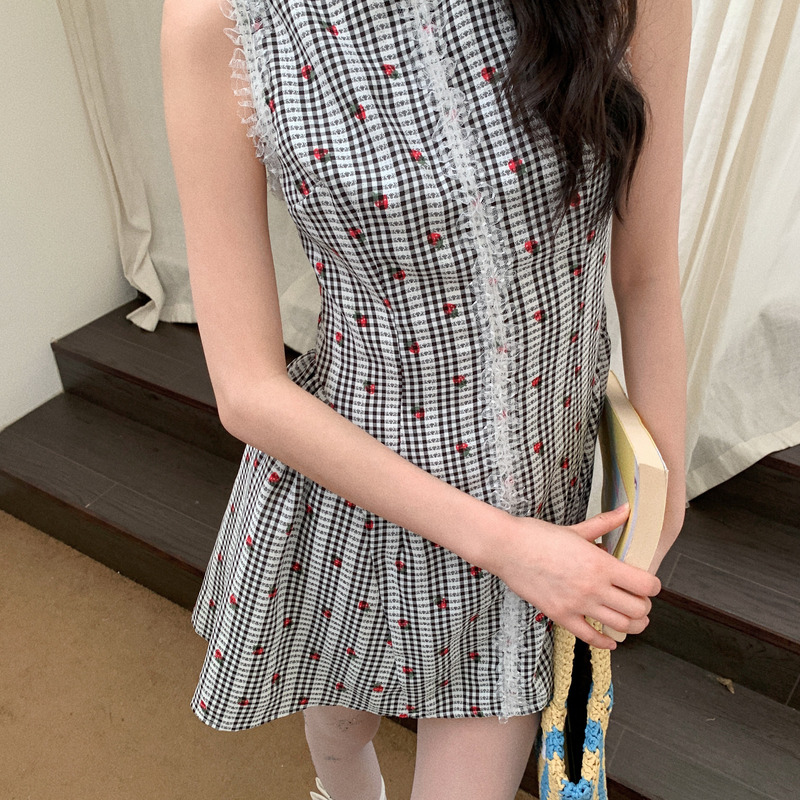 Morn Isle* Cloud Who's Thoughts Series Sweet Cool Style Strawberry Print Lace Trim Waist-Cinching Sleeveless Dress Morn Isle* Cloud Who's Thoughts Series Sweet Cool Style Strawberry Print Lace Trim Waist-Cinching Sleeveless Dress