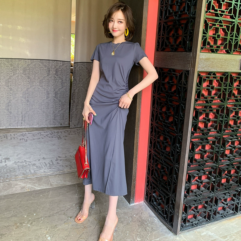 MIUCO rắn màu cổ tròn một bên công nghiệp nặng xếp ly ba chiều khe hở váy mỏng phụ nữ mùa hè mới 2021 - váy đầm