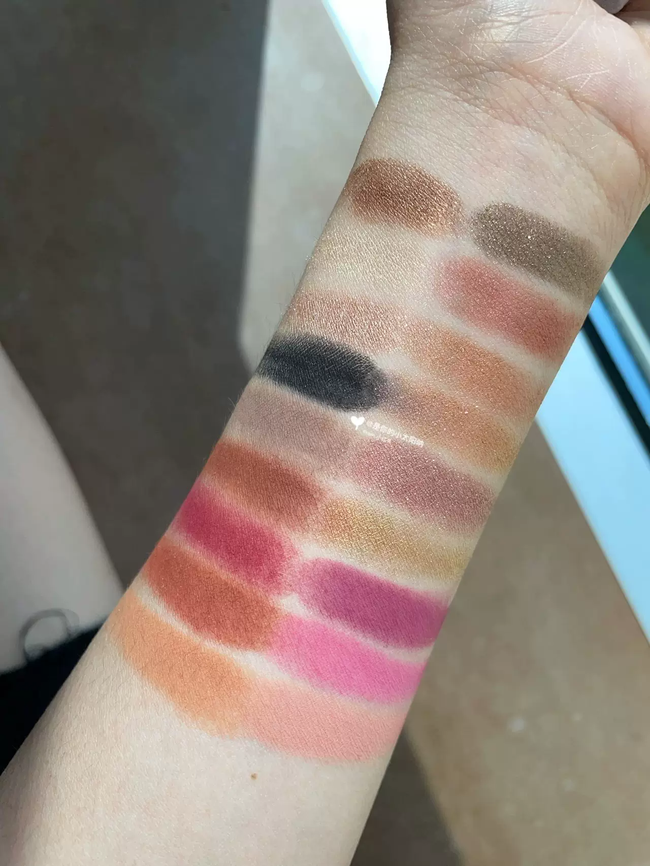 Палетка теней для век HudaBeauty 18 оттенков, розово-золотистый Desert Rose Gold, второе поколение, полуперламутровая светлая и полуматовая, повседневный вариант