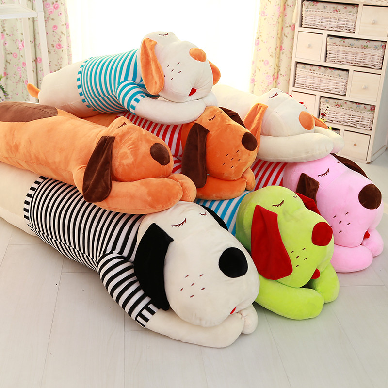 легла вместо игрушки. гигантская мягкая игрушка. легла вместо игрушки. мягкие игрушки на полке. твои игрушки.