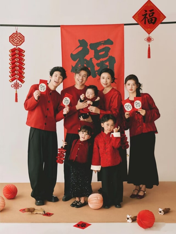 Photo Studio's New Red Chinese-Style New Year Family Portrait Theme Photography Outfits for a Family of Seven