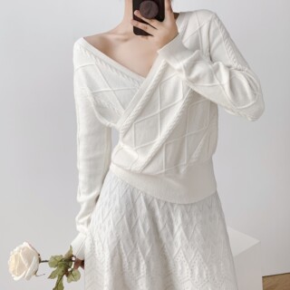 Autumn and Winter Design-Inspired Niche French-Style Elegant and Gentle Pullover Sweater for Women with Cross V-Neck and Cable Knit Top