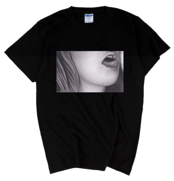 Smoldering big pussy, teasing the flirt tongue neutral BF wind black and white minimalist short sleeve round neck T-shirt