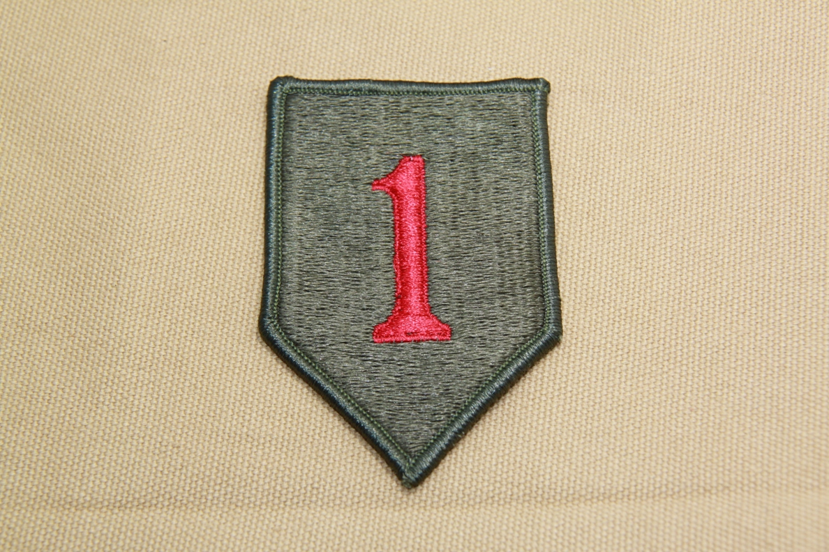 New US Army original embroidered armband:1st Infantry Division (Scarlet letter) Big Red 1st Division