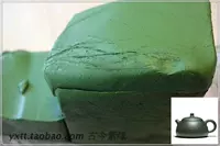 Зеленая трава и зеленая грязь