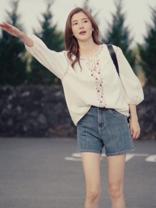 Wu Qianyu Style White Embroidered Shirt for Women, Bohemian Style Loose Top, Denim Shorts, Hot Pants New Wu Qianyu Style White Embroidered Shirt for Women, Bohemian Style Loose Top, Denim Shorts, Hot Pants New