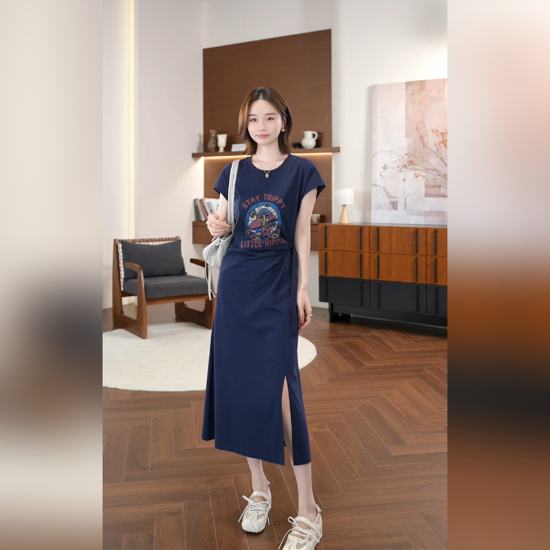 Qiu Yingying's Casual and Free-Spirited Round-Neck Printed Sleeveless Summer T-Shirt Dress with Side Waist Cinching Design for Women Qiu Yingying's Casual and Free-Spirited Round-Neck Printed Sleeveless Summer T-Shirt Dress with Side Waist Cinching Design for Women