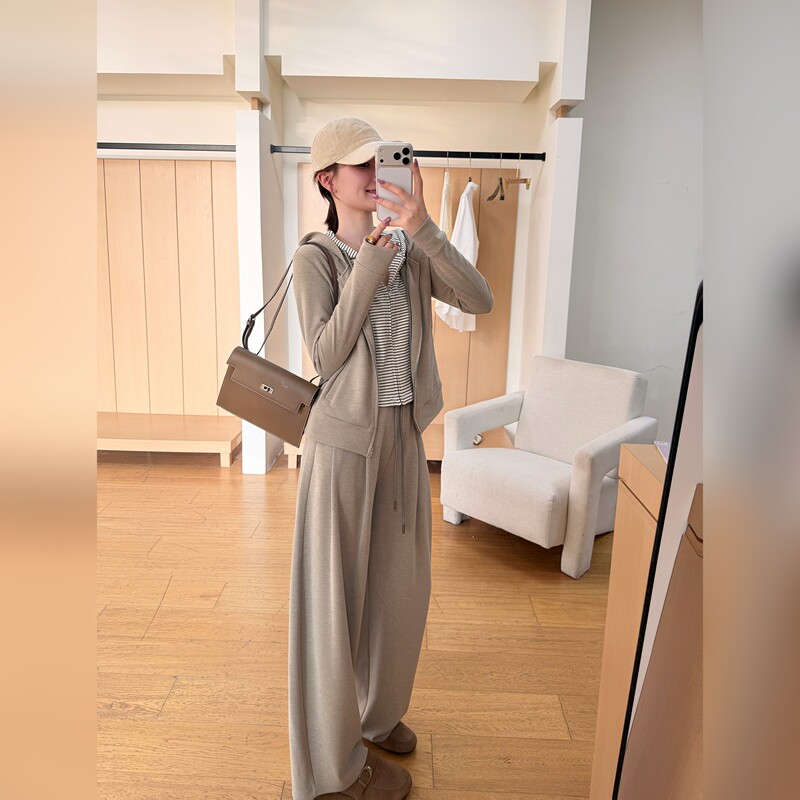 Qiu Yingying's "Sage Green" Sheep Wool Faux Two-Piece Top, Wide-Leg Casual Pants, Hooded Sweatshirt Set for Women Qiu Yingying's "Sage Green" Sheep Wool Faux Two-Piece Top, Wide-Leg Casual Pants, Hooded Sweatshirt Set for Women