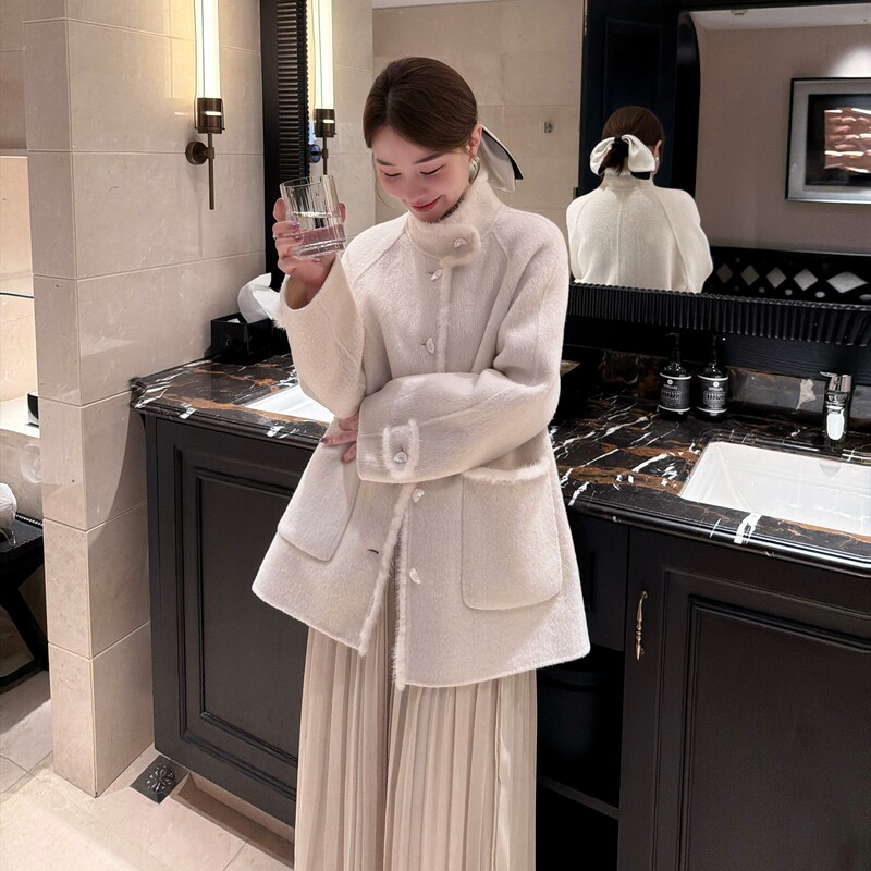 Qiu Yingying's Crescent Button Wool Coat Made of Sheep Wool, Mulberry Silk, and Alpaca Wool with a Stand Collar, Textured Mid-Length Style, and Shell Button Design