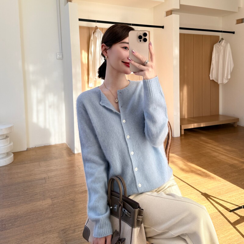 Qiu Yingying's Seamless Integrated Cardigan, Made of Sheep Wool, Cashmere, and Mulberry Silk, Soft and Loose Knit Cardigan Qiu Yingying's Seamless Integrated Cardigan, Made of Sheep Wool, Cashmere, and Mulberry Silk, Soft and Loose Knit Cardigan