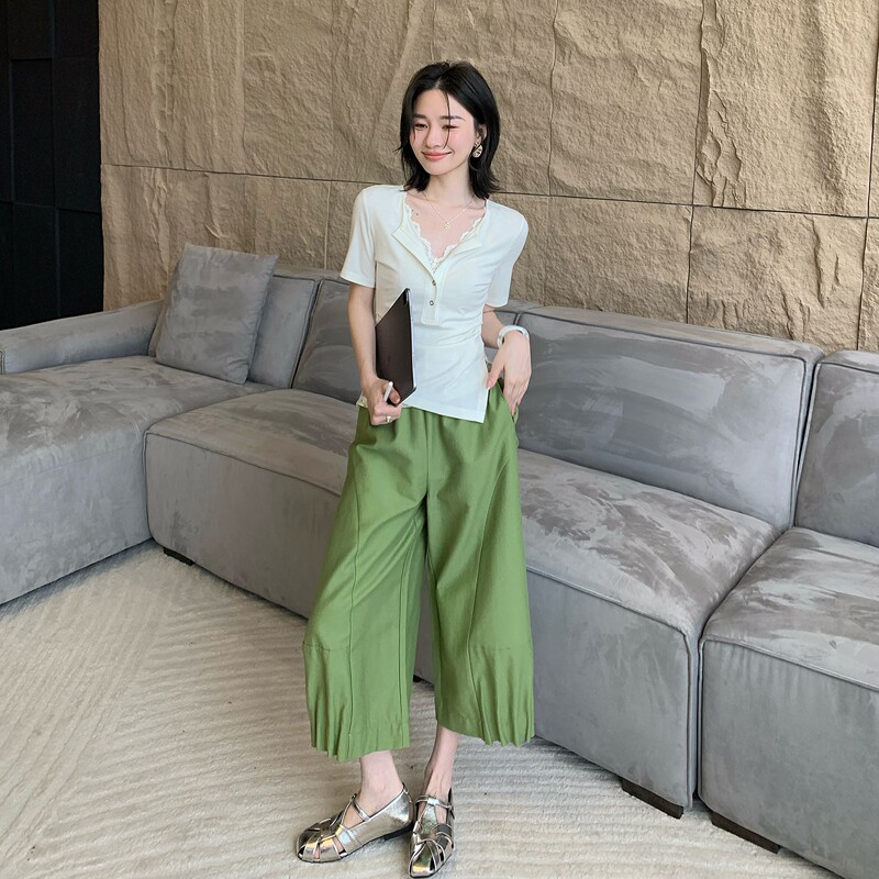 Qiu Yingying's "Heartfelt Lace" 90% Lyocell Design Features an Asymmetrical Hem with a Small Lapel and Short Sleeves T-Shirt Qiu Yingying's "Heartfelt Lace" 90% Lyocell Design Features an Asymmetrical Hem with a Small Lapel and Short Sleeves T-Shirt