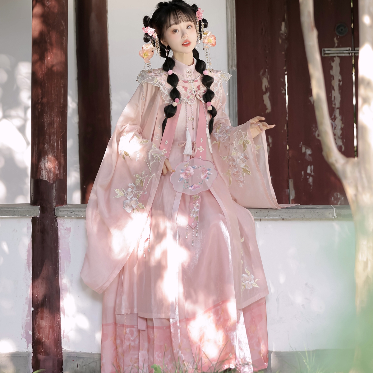 涂七七【锦鲤少女】明制重工刺绣长衫织金马面云肩
