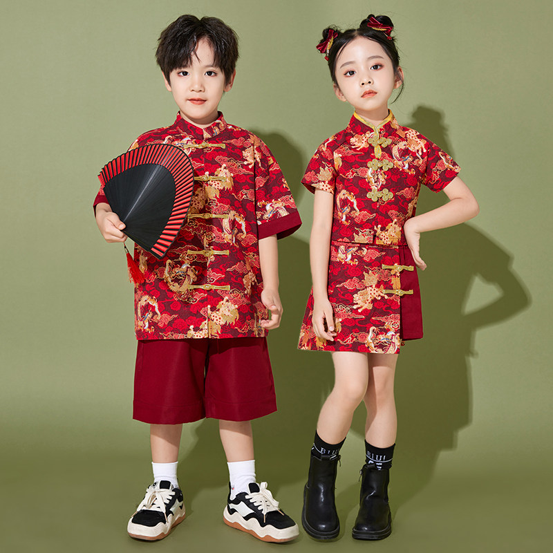 เครื่องแต่งกายสำหรับเด็กในวันชาติสหรัฐฯ (1 มิถุนายน) สำหรับการอ่านบทกวีและการแสดงประสานเสียง: ชุดสูทแบบจีนใหม่สำหรับเด็กชาย ชุดฮั่นฝูและชุดกี่เพ้าสำหรับเด็กหญิง