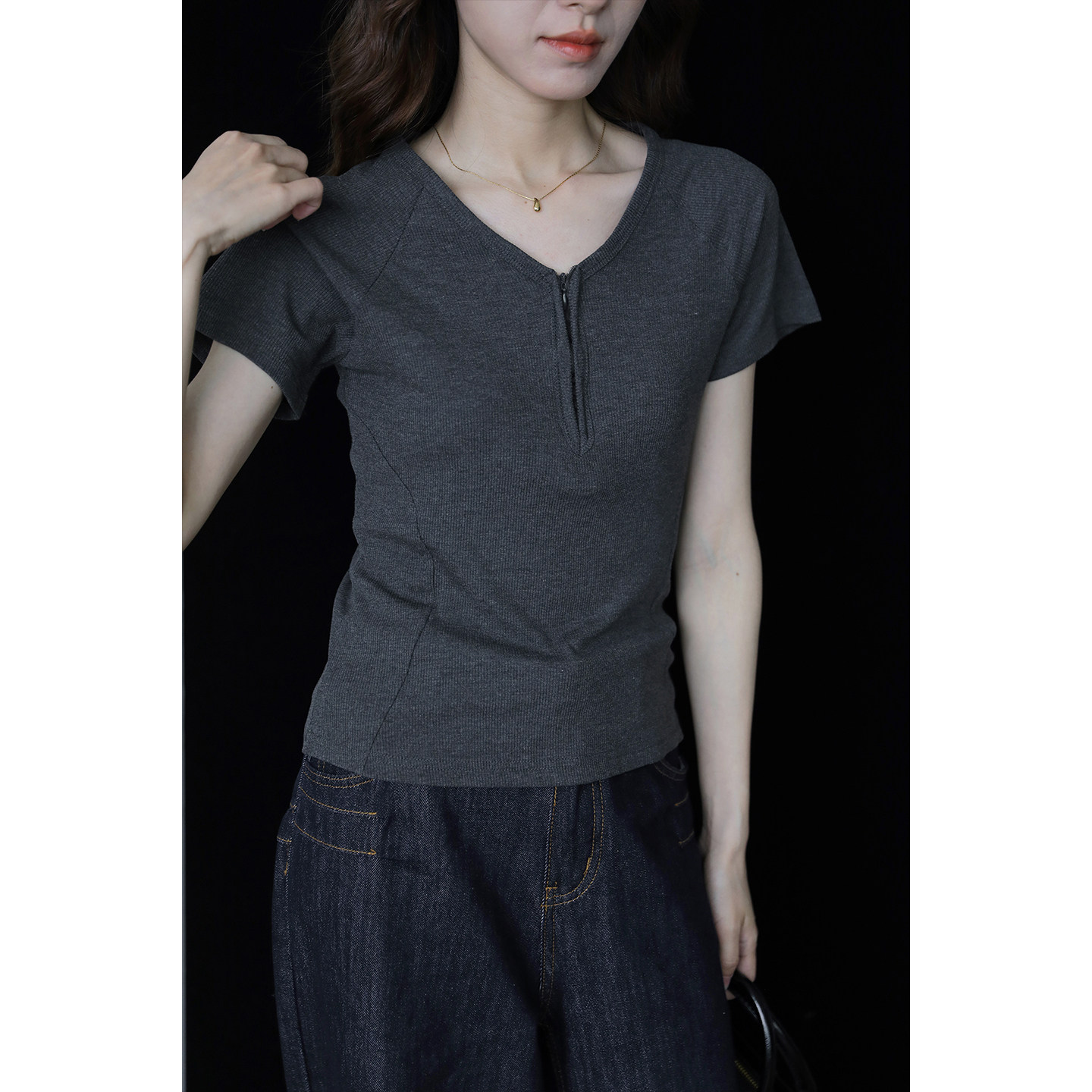 深灰色通勤风V领短袖T恤女夏拉链设计感显瘦简约夏季套头女装上衣