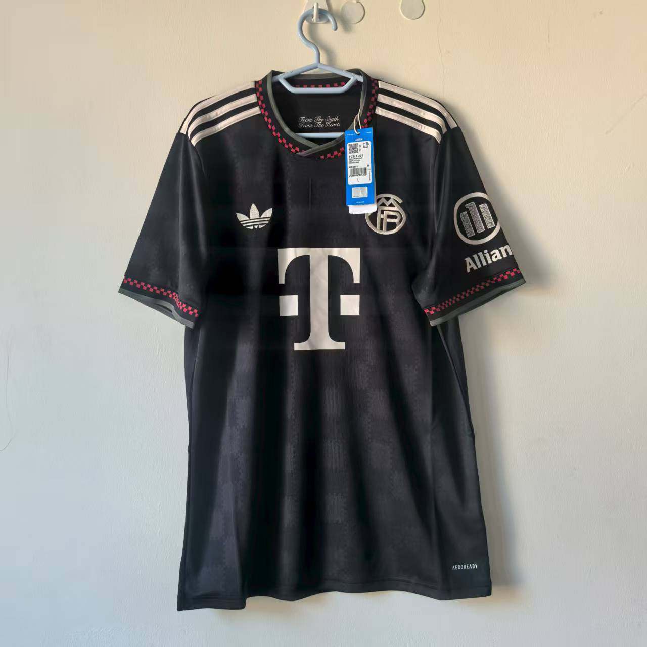 バイエルン・ミュンヘンの25/26シーズン第2戦のアウェイ用セカンドユニフォームには、背番号10、ムシアラ、その他名前がプリントされており、品番はKE6801です。