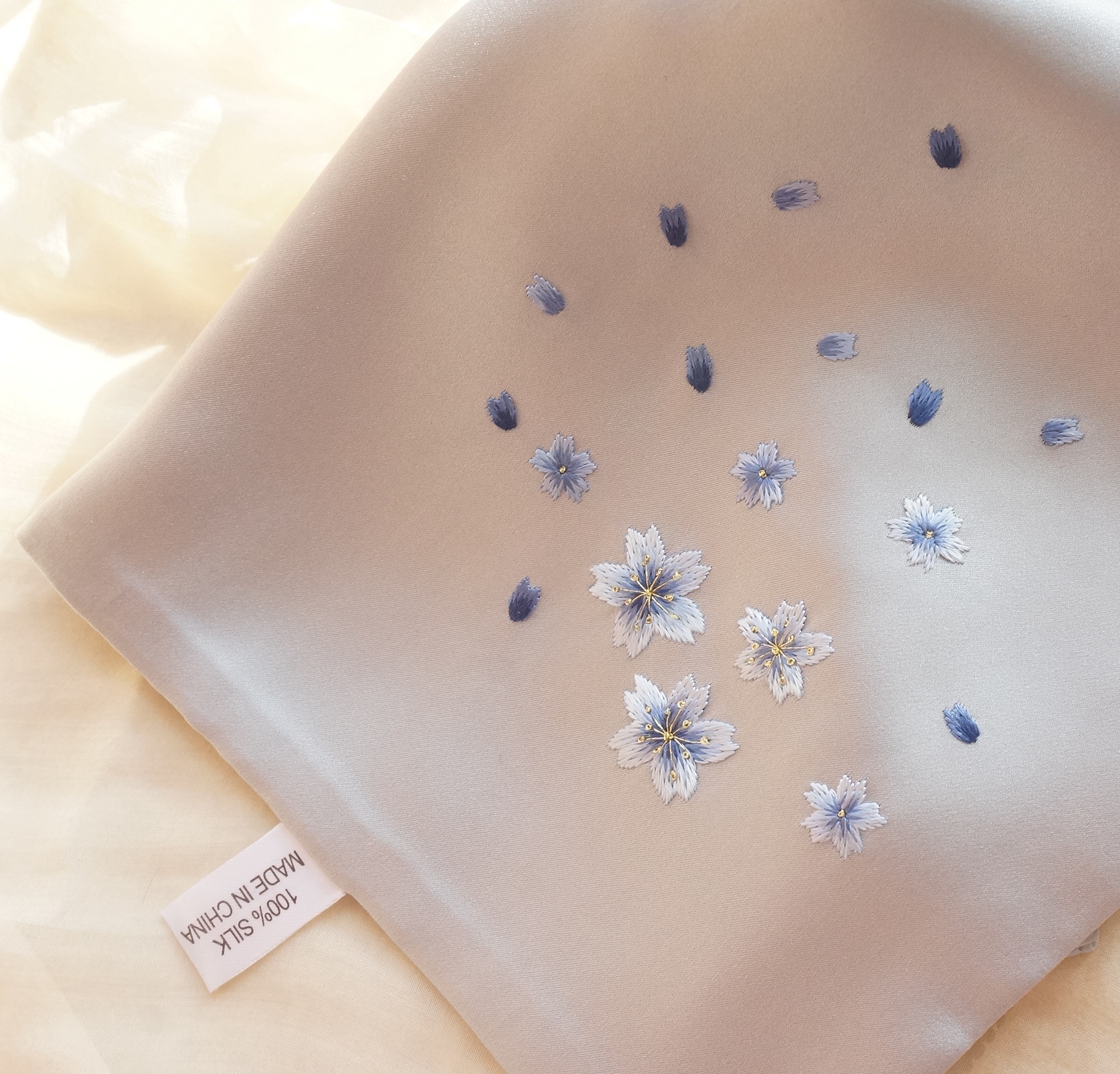 Chinese style silk hand embroidered handkerchief Su embroidered handkerchief business quintessence Suzhou silk gifts can be customized name