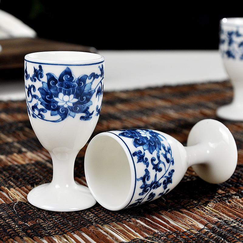 Jingdezhen blue and white porcelain white wine wine suits for ipads porcelain high - end Chinese style household ceramics hip flask glass suite