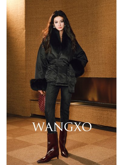 Wangxo｜Highly Fluffy Hungarian 90 White Duck Down｜Detachable Fox Fur Collar｜Waist-Cinching Short down Jacket