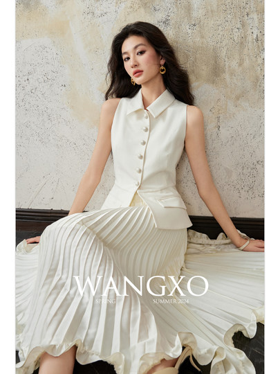 WANGXO｜高支高密斜纹梭织料｜珠宝级纽扣｜立裁收腰无袖翻领马甲