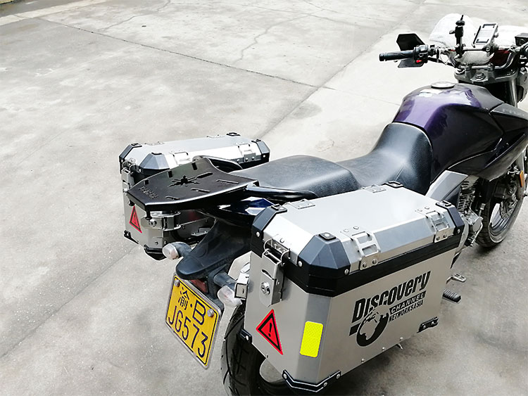 Yamaha bay đến YS250 xe gắn máy bên hông hộp nhôm - Xe gắn máy phía sau hộp thùng để đồ xe máy