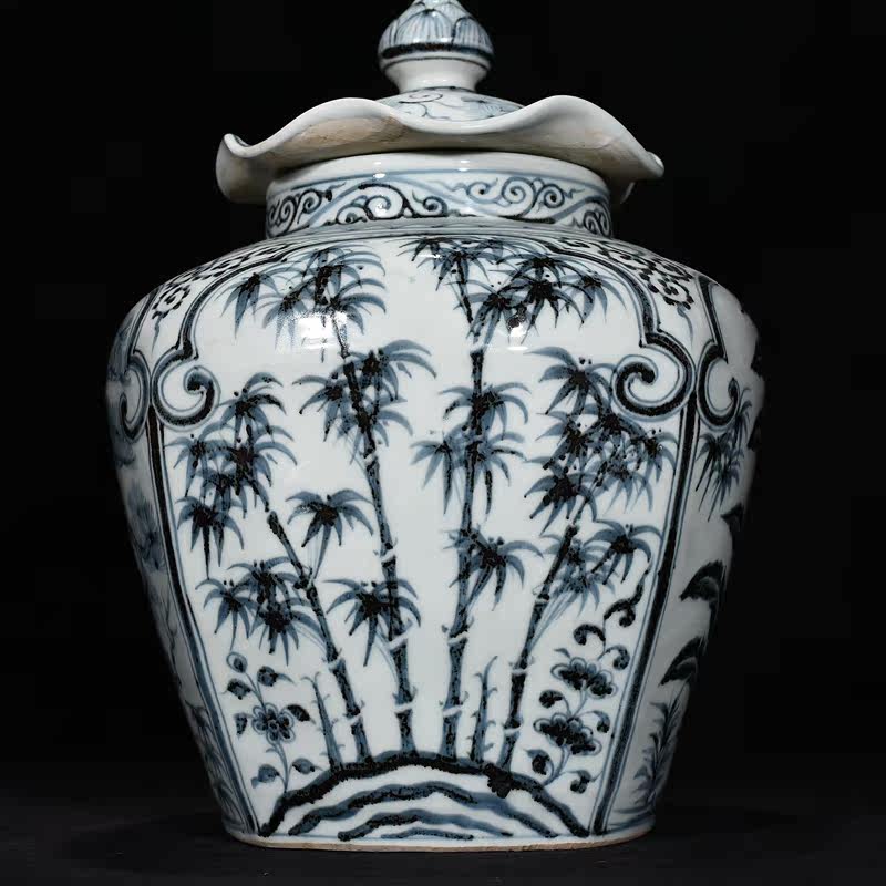 中国美術青花松竹梅紋偏壺。 中国美術青花松竹梅紋偏壺。 中国美術青花松竹梅紋偏壺。