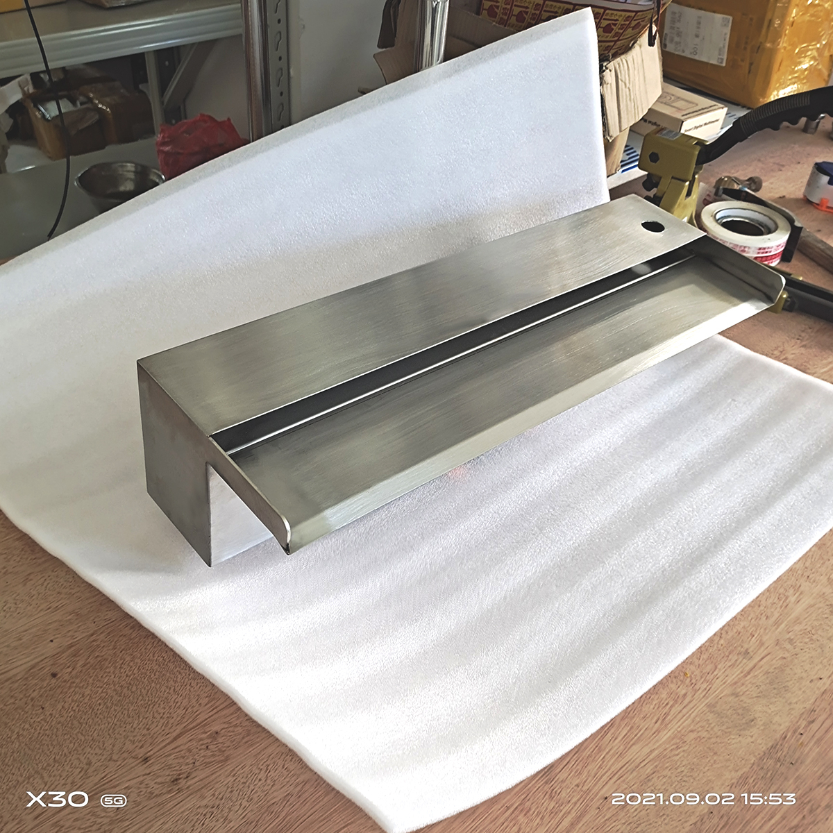 现代庭院中的灵动之水：定制不锈钢假山水帘瀑布