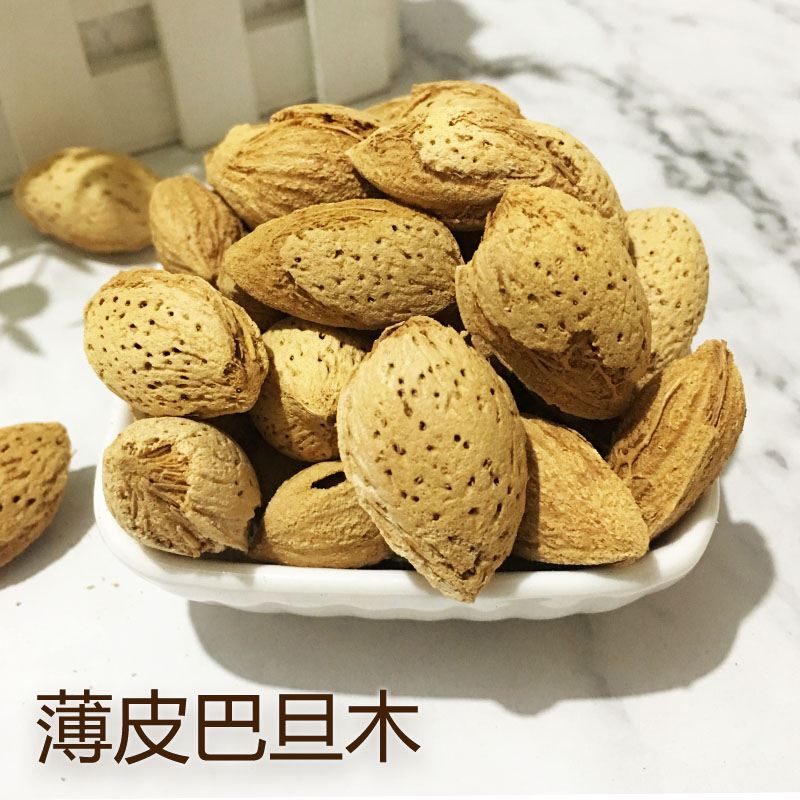 Squirrel big-eyed flying squirrel eats grain food raw thin-skinned Badam badan wood thin-shell nut devil food