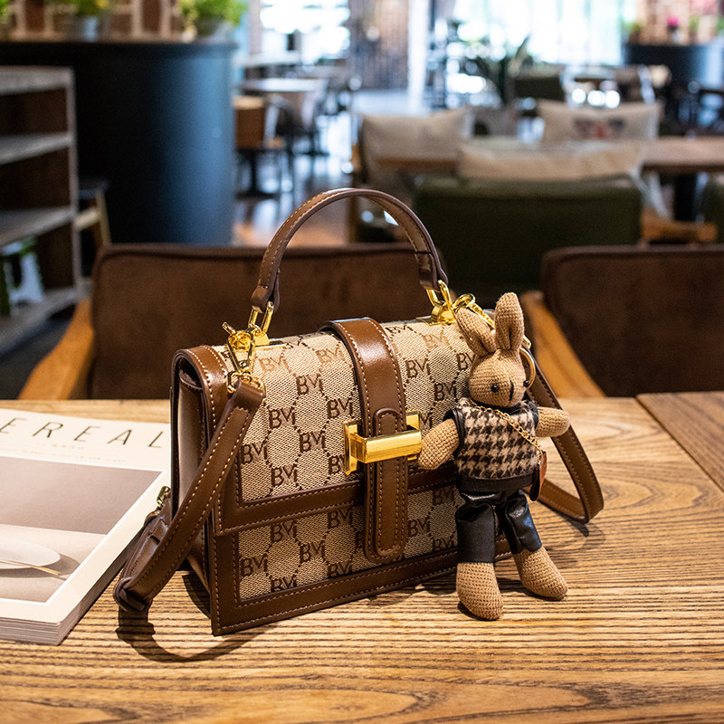 Маленькая кожаная сумка, женская сумка-мессенджер, женская сумка для поездок на работу, новая маленькая квадратная сумка, взрывной стиль, универсальная переносная сумка через плечо