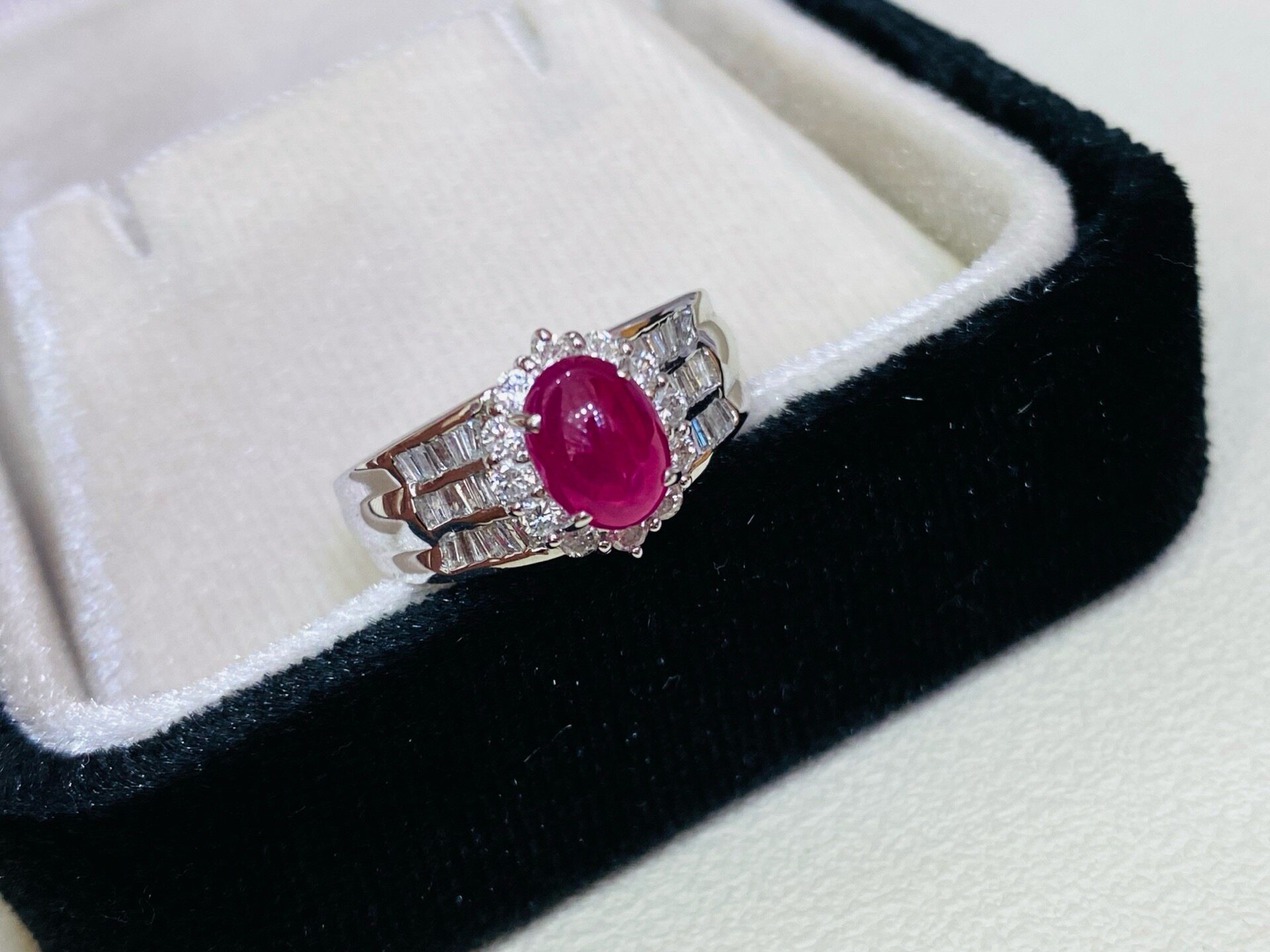 Pt900 thick gold inlaid natural ruby ring, egg surface 1.76 carats diamond 59 cents gold weight 8.2 grams of luxury