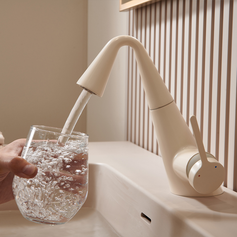 German Cream-Style White Swan Pull-Out Bathroom Washbasin Faucet for Hot and Cold Water, Suitable for Home Use