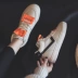 Giày cotton nữ 2018 mới mùa đông học sinh hoang dã Phiên bản Hàn Quốc của giày đế bằng thể thao đế cao cộng với giày nhung trắng không thấm nước giày thể thao nữ cổ cao màu trắng Giày cao gót