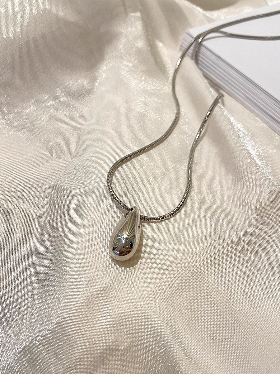 Water Drop Snake Bone Chain Minimalist Cool Style Necklace for Women, High-End Light Luxury Niche Versatile New Sweater Chain Pendant