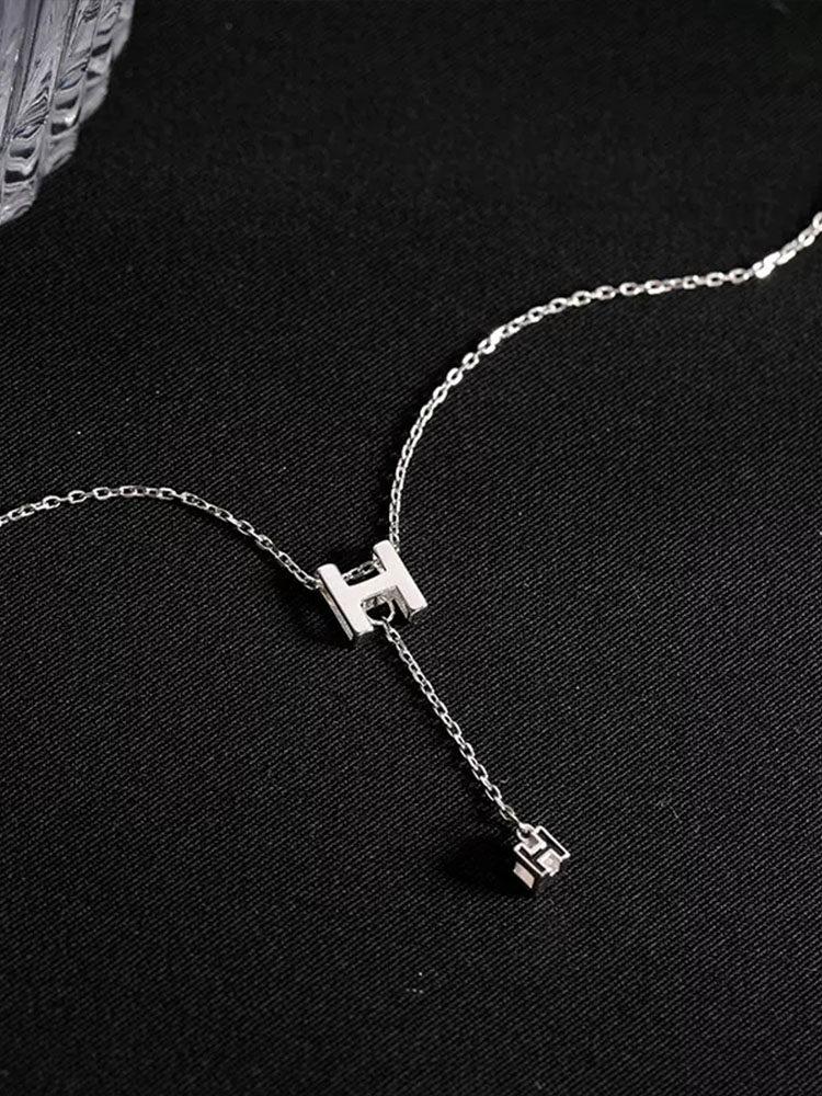 Autumn and Winter Sweater Chain H Letter Necklace for Women, Light Luxury Niche Design, 2025 New Trendy Clavicle Chain Accessory