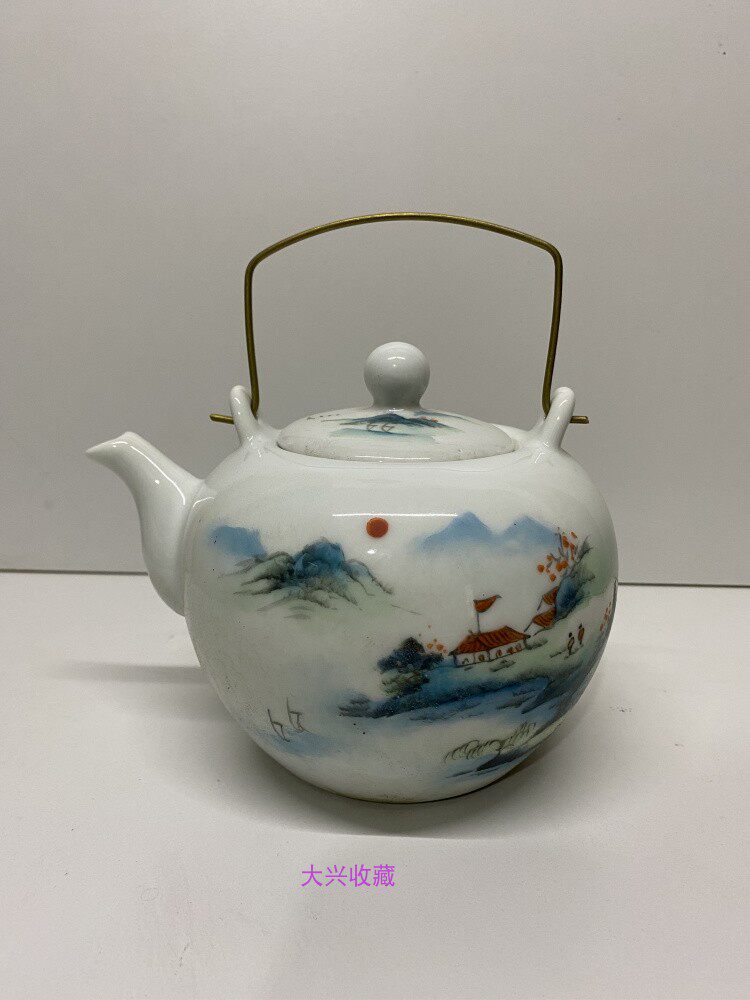In the 1970s and 1980s, the Old Maple Creek inventory of the old factory goods Dragon Kiln Old Porcelain Teapot Tiliang Pot Collection