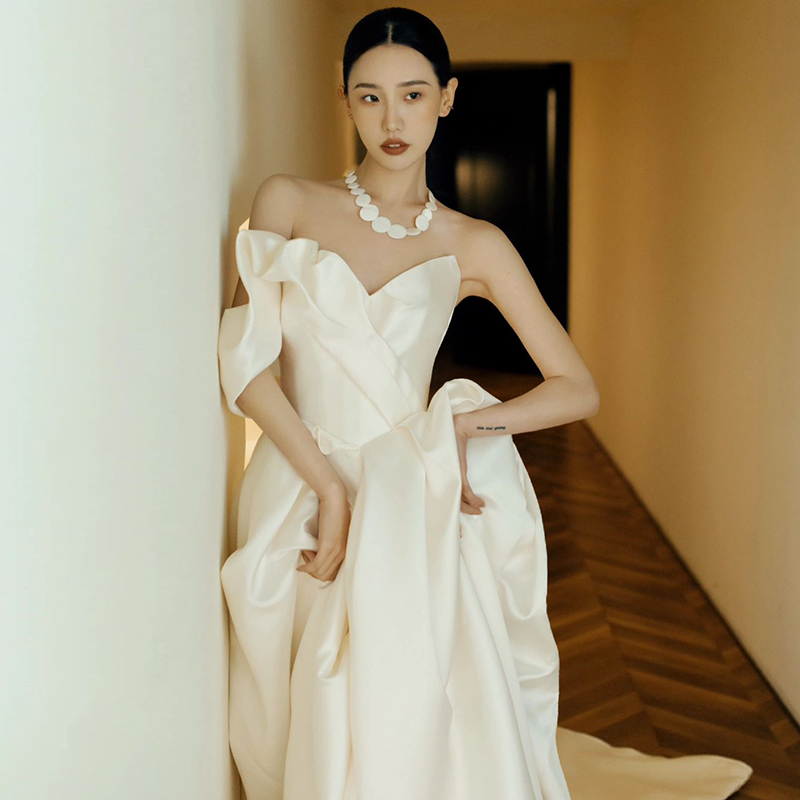 One -shoulder light wedding dress 2024 new high -level white satin tour shot One -shoulder light wedding dress 2024 new high -level white satin tour shot