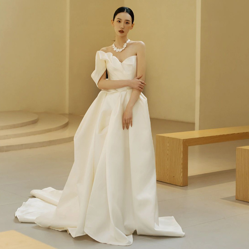 One -shoulder light wedding dress 2024 new high -level white satin tour shot One -shoulder light wedding dress 2024 new high -level white satin tour shot