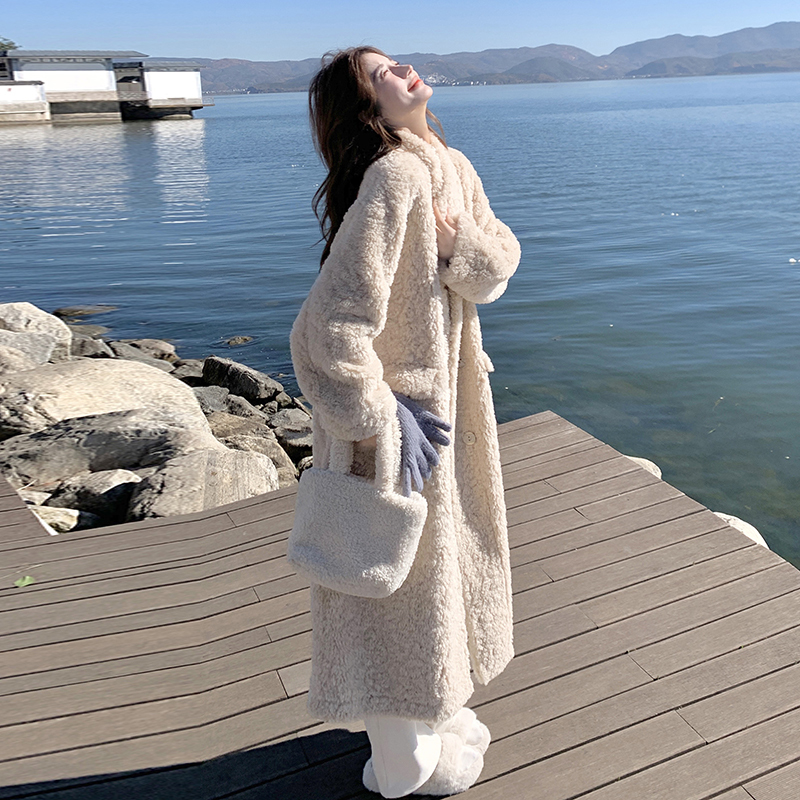 Super Nice-Looking Milky White Fur One-Piece Plush Coat for Women, Winter 2026 New Thickened Long Lamb Wool Coat