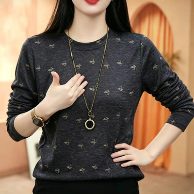 A stylish and slimming printed base layer shirt for mom, a long-sleeved T-shirt for autumn, a versatile top that makes you look younger