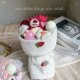 Strawberry Bear Doll Plush Bouquet Handmade ຂອງຂວັນວັນເກີດຂອງເດັກນ້ອຍທີ່ສ້າງສັນສໍາລັບແຟນຮຽນຈົບຮູບ Valentine's Day