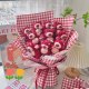 Strawberry Bear Doll Plush Bouquet Handmade ຂອງຂວັນວັນເກີດຂອງເດັກນ້ອຍທີ່ສ້າງສັນສໍາລັບແຟນຮຽນຈົບຮູບ Valentine's Day