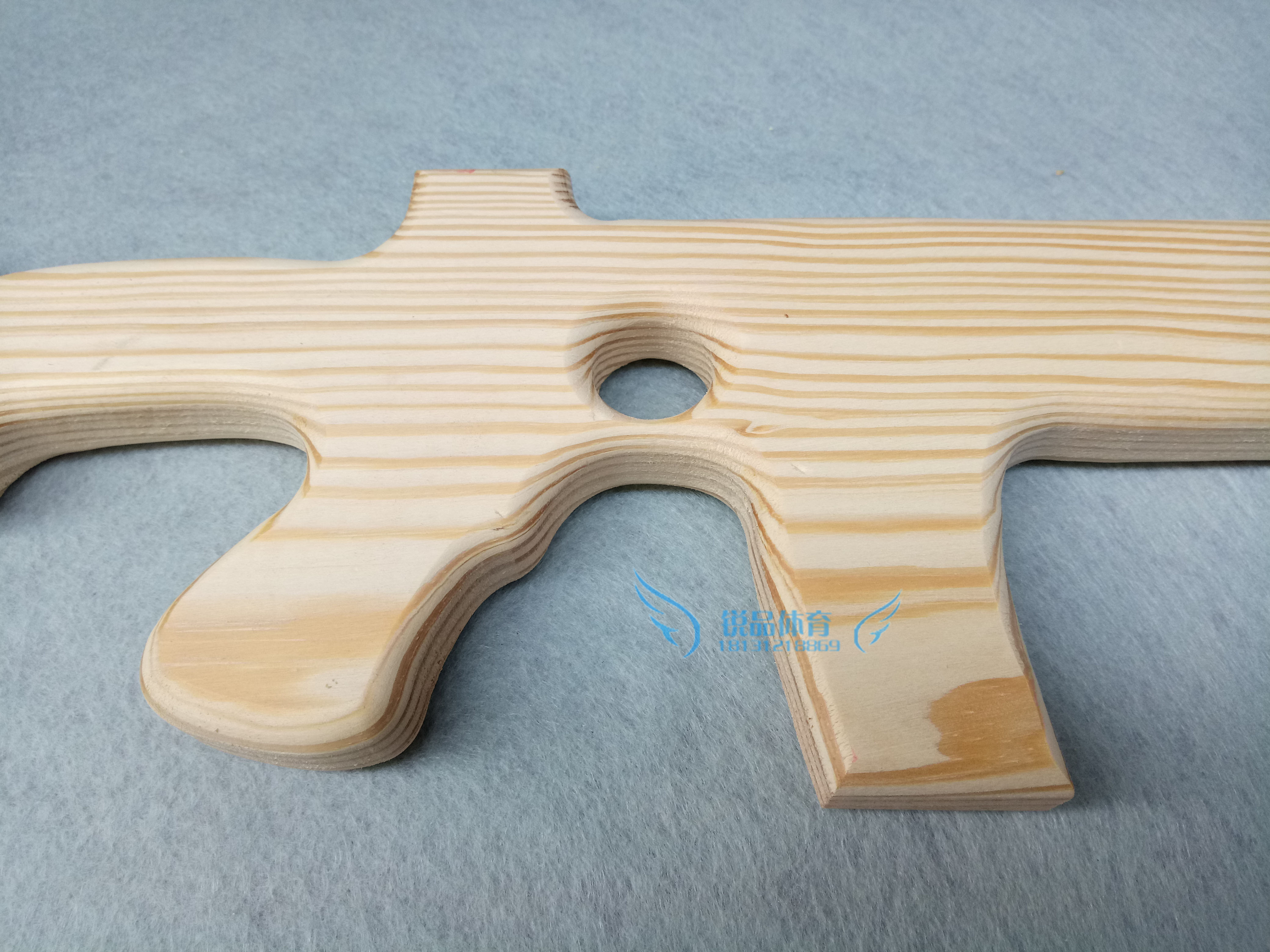 Thiết bị tập thể dục buổi sáng mẫu giáo buổi sáng mẫu giáo tập thể dục cung cấp súng gỗ gỗ súng trẻ em chơi súng gỗ đồ chơi súng gỗ đạo cụ đồ chơi trẻ em thông minh