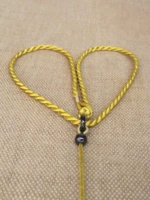 Среднее колье землистого желтого цвета длиной 45 см.