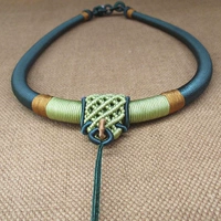 Темно -зеленое ожерелье