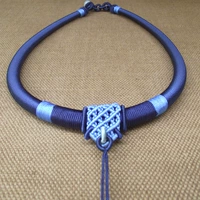 Темно -синий ожерелье