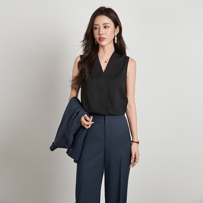 High-End Black V-Neck Commuter Base Shirt, Wrinkle-Resistant, Sophisticated, Slim-Fit, Sleeveless Vest Shirt for Women, Suitable for Wearing under a Suit