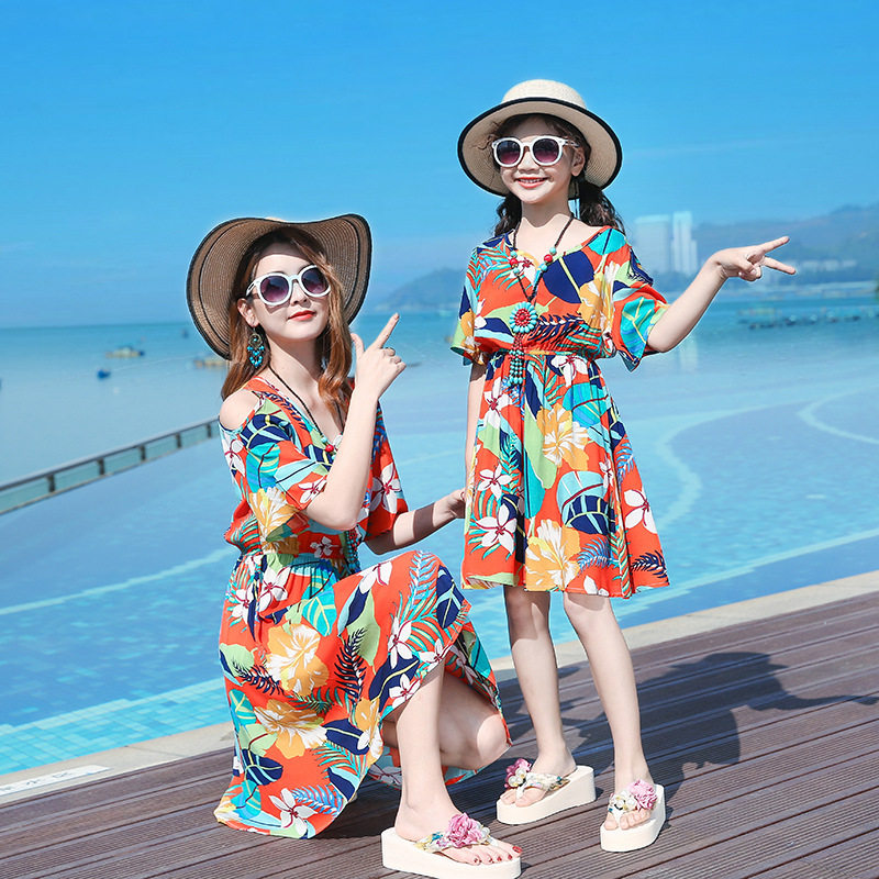 Net celebrity parent-child wear summer vacation beachwear mother and daughter large size off-the-shoulder dress Western style a family of three or four suits