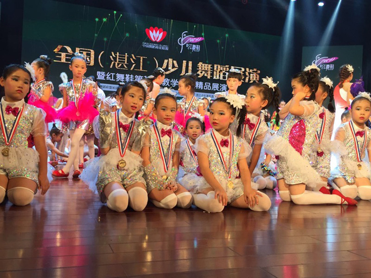 Trẻ em khiêu vũ Latin quần áo cô gái jazz sequin trình diễn váy trẻ em sân khấu thi đấu catwalk trang phục biểu diễn đẹp