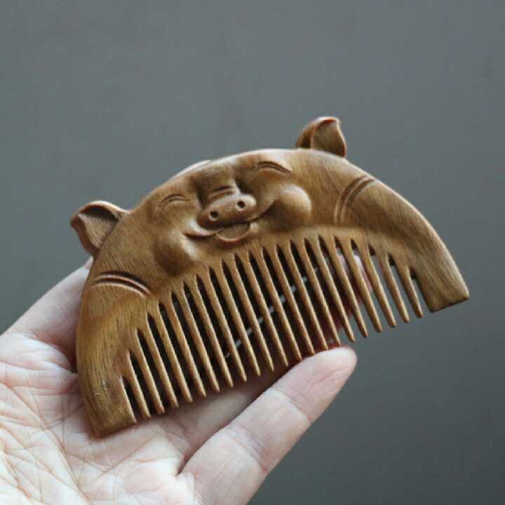 Pig Sheng Daji Natural green sandalwood comb Cute pig sends baby birthday gift double-sided hand carving